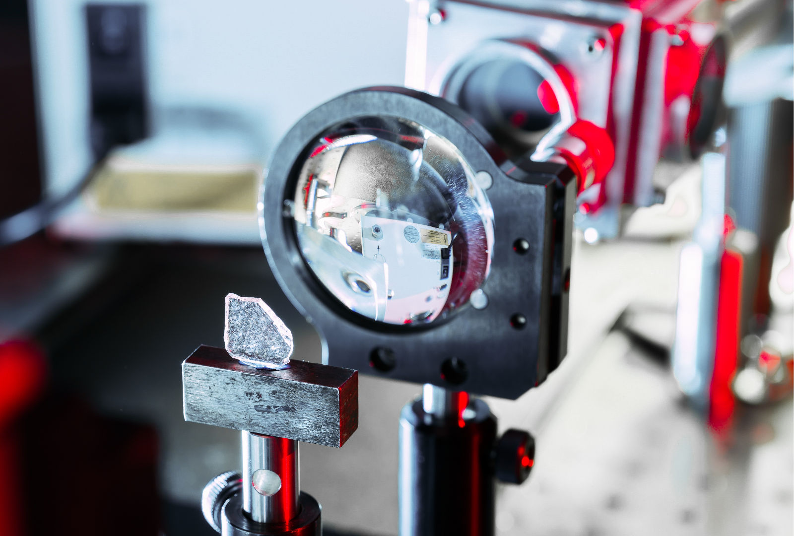 Optical spectroscopy set-up for characterization of ceramic materials.