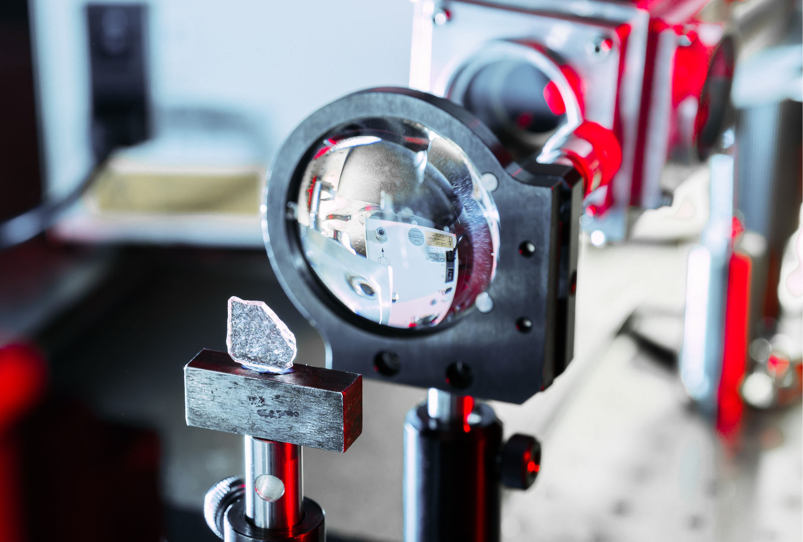 Optical spectroscopy set-up for characterisation of ceramic materials.